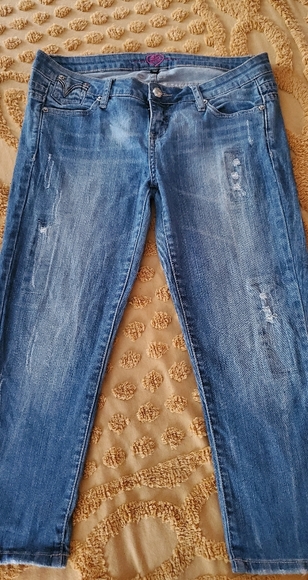 2b BeBe Distressed Jean Capri's - Picture 2 of 2